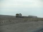 Die 1456 Diesellok, aus dem Kupfertagebau Chuquicamata kommend, führt einige hundert Tonnen reinstes Kupfer und diverse Chemikalien.
Atacama / Chile 2013