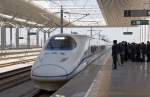 Einfahrt des CRH2C (CRH2-300) von Zhengzhou nach Xi'an in den Bahnhof Luoyang auf Gleis 4.