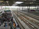 Blick über die Bahnsteige in Suzhou, 17.8.15     Wen man sieht, welche Massen in einen Zug steigen, wird verständlich, wieso die Reisenden nur Zugweise auf den Bahnsteig gelassen werden.