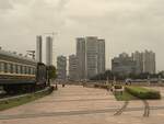 2024.08.31, JS 6500, GuangZhou Railway Museum. When people talk about steam locomotive it was full of nostalgia that everything was better back then. But the skyscrapers infront (and behind) of the steam locomotive probably disagreed---time moved forward, and railway moved forward. The old veteran can now rest silently knowing the massive electrification program and modernized locomotives took the duty over.
///
2024.08.31, JS 6500, GuangZhou Railway Museum. Wenn man über Dampflokomotiven spricht, ist man voller Nostalgie, dass damals alles besser war. Aber die Wolkenkratzer vor (und hinter) der Dampflokomotive waren da wohl anderer Meinung - die Zeit schritt voran, und die Eisenbahn schritt voran. Der alte Veteran kann sich nun in aller Ruhe ausruhen, da er weiß, dass das massive Elektrifizierungsprogramm und die modernisierten Lokomotiven den Dienst übernommen haben.