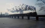 An einem kalten Februarmorgen 1998 überquert eine JS mit einem Zug zum Stahlwerk den zugefrorenen Wulie He in Chengde