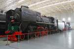 Class Renmin No. 1001, 3.7.14 

Hergestellt 1958 von der Sifang Lokomotivfabrik in China, 23,25m lang, 110 km/h schnell, 18,05t Zugkraft. 258 Einheiten wurden bis 1966 produziert.
Sie wurde als Personenzuglok auf Hauptstrecken eingesetzt und kam 1988 ins Beijing Railway Museum