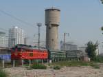 DF4 2391 mit einem Schnellzug bei der Ausfahrt aus Xi'an.