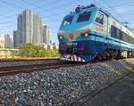 2024.10.13, SS8 0149, on GuangZhou---ShenZhen Railway next to ShenZhen Railway Museum. SS8 was the record holder of fastest locomotive reaching 240kph on CR's track until overtook by HXD3G in 2016. These DC motor locomotives, reaching 30 years old in 2024, were on their way to scrapyard and museum. But at least 0149, belongs to CR GuangZhou's GuangZhou Depot, still running with fine paintjob.
Note the additional 4 character  广深共线  above number. Roughly translated as  Share Track on the GuangZhou---ShenZhen Railway , it seems the wording was added due to recent year's CR policy of  No sharing track between MU and Freight  (Yes Germans, it sounds strange, perhaps depot fed up washing the MU), but then SS8 with its Bo-Bo bogie barely capable pulling the 18 carriages consist of passenger carriage probably wont haul freight anyway, so why bother add that marking?
///
2024.10.13, SS8 0149, auf der GuangZhou---ShenZhen Railway neben dem ShenZhen Railway Museum. SS8 war der Rekordhalter der schnellsten Lokomotive, die 240 km/h auf der CR-Strecke erreichte, bis sie 2016 von HXD3G überholt wurde. Diese Gleichstromlokomotiven, die im Jahr 2024 30 Jahre alt werden, waren auf dem Weg zum Schrottplatz und zum Museum. Aber zumindest 0149, die zum GuangZhou-Depot der CR GuangZhou gehört, fährt noch mit schöner Lackierung.
Man beachte die zusätzlichen 4 Zeichen „广深共线“ über der Nummer. Grob übersetzt bedeutet dies „Gemeinsames Gleis auf der GuangZhou---ShenZhen Eisenbahn“. Es scheint, dass die Aufschrift aufgrund der CR-Politik des letzten Jahres „Kein gemeinsames Gleis zwischen MU und Güterverkehr“ hinzugefügt wurde (Ja, Deutsche, es klingt seltsam, vielleicht hat das Depot die MU satt), aber dann wird die SS8 mit ihrem Bo-Bo-Drehgestell, das kaum in der Lage ist, die 18 Waggons zu ziehen, die aus Personenwagen bestehen, wahrscheinlich sowieso keinen Güterverkehr durchführen, warum also diese Kennzeichnung hinzufügen?