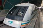 Vor der Abfahrt zum Flughafen Shanghai-Pudong: Der Maglev Train Shanghais (SMT) im Bahnhof Lngyng-Road. (06.04.2012)