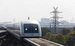 Der Shanghai Maglev Train (SMT) bei der Einfahrt in den Bahnhof Lngyng-Road.