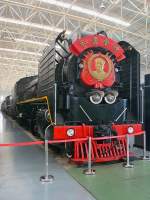 Mikado  Mao Zedong  der Klasse Jiefang im Beijing Railway Museum, 3.7.14    Hergestellt 1941 in Japan, 23,75 m lang, 80 km/h, 24.03t Zugkraft     Nach Kriegsschäden wurde sie 1946 in 27 Tagen