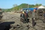 Die Draisine der Bahnmeisterei ist wieder in Tuoyaozi angekommen und wird weggestellt.