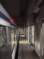 2024.10.13, unidentified CRH6A, PRDIR DongCheng South Station. But then even with the super wide platform door, the 200kph stock and all other stuff, the GuangZhou-HuiZhou ICR was NOT operated by CR---instead it was under GuangDong IC, which belongs to GuangZhou Metro---Yep we now got City Metro operating Provincial IC service...The line was now connected along other 3 ICR to form a new route penetrate from NW to SE of wide GuangZhou area across multiple cities, with GuangZhuo itself at center. Under CR's rule it was very under-performed, as we shall explain later when we go to CR's GuangZhou-ShenZhen ICR...
///
2024.10.13, nicht identifiziert CRH6A, PRDIR DongCheng South Station. Aber selbst mit der superbreiten Bahnsteigtür, den 200 km/h und allem anderen wurde die GuangZhou-HuiZhou ICR NICHT von der CR betrieben - stattdessen wurde sie von der GuangDong IC betrieben, die zur GuangZhou Metro gehört - ja, wir haben jetzt eine City Metro, die einen Provinz-IC-Service betreibt... Die Linie wurde nun mit den anderen drei ICR verbunden, um eine neue Route zu bilden, die von NW nach SE des weiten GuangZhou-Gebiets über mehrere Städte verläuft, mit GuangZhuo selbst im Zentrum. Unter der Herrschaft der CR wurde sie nur sehr unzureichend bedient, wie wir später erklären werden, wenn wir uns mit der GuangZhou-ShenZhen ICR der CR befassen...