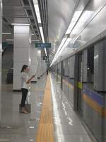 2024.10.11, PDRIR ShenZhen Airport North Station, GuangZhou-ShenZhen ICR. The station was mostly plain except having platfoom doors, which certainly makes it feels much safer despite low amount of passenger.
///
2024.10.11, PDRIR ShenZhen Airport North Station, GuangZhou-ShenZhen ICR. Der Bahnhof war größtenteils schlicht, außer dass er Plattentüren hatte, was ihn trotz des geringen Passagieraufkommens viel sicherer macht.