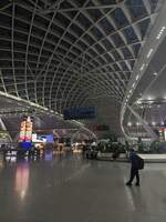 2024.11.14, 3rd Floor Departure Hall, GuangZhou South Station. When major cities like ShenZhen and smaller township like HuMen competing on who got better station design, GuangZhou just smile and show its airport-like, 3 level design with separation of interchanging hall and departure hall. Yep, I didn't know that so accidentally went up to departure hall despite interchange within station.
///
2024.11.14, Abflughalle im 3. Stock, Südbahnhof GuangZhou. Wenn Großstädte wie ShenZhen und kleinere Gemeinden wie HuMen darum wetteifern, wer das bessere Bahnhofsdesign hat, lächelt GuangZhou nur und zeigt sein flughafenähnliches, dreistöckiges Design mit einer Trennung von Umsteigehalle und Abflughalle. Ja, das wusste ich nicht, also bin ich versehentlich in die Abflughalle gegangen, obwohl es eine Umsteigehalle im Bahnhof gibt.