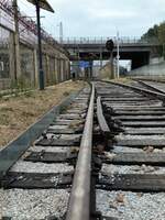 2024.02.17, ShenZhen Railway Museum (Also known as 清水河铁路公园, QingShuiHe (Clear River)Railway Park, and 三趟快车博物馆 Three Fast Freight Museum), located at the old Industrial station south of ShenZhen East station, on GuangZhou---ShenZhen Railway. This gate guard the access point of GZSZ Railway toward south, where the current terminal ShenZhen (LuoHu) Railway Station is.
///
2024.02.17, ShenZhen Railway Museum (auch bekannt als 清水河铁路公园, QingShuiHe (Clear River)Railway Park, und 三趟快车博物馆 Three Fast Freight Museum), am alten Industriebahnhof südlich des ShenZhen Ostbahnhofs, an der GuangZhou---ShenZhen Eisenbahn gelegen. Dieses Tor bewacht den Zugangspunkt der GZSZ-Eisenbahn in Richtung Süden, wo sich der derzeitige Endbahnhof ShenZhen (LuoHu) befindet.