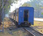 Der mit der Diesellok geführte Gegenzug mit 8 Wagen fährt weiter. Und aufgrund des Schienenzustandes wiederum tüchtig schaukelnd... So stelle ich mir in etwa die Züge im Wilden Westen vor. Aufnahme vom 09. April 2014, 16:00