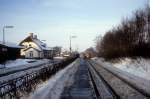 DSB-Kleinstadtbahnhöfe: Bahnhof Vipperød am 28. Dezember 1981. - Am Bahnsteig (Gleis 2) sieht man einen OHJ/HTJ-Triebzug, der auf dem Weg nach Holbæk ist.