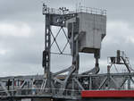 Das Hubteil mit dem massiven Gegengewicht aus Beton der Eisenbahnbrücke über den Limfjord in Aalborg.