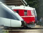 Zweiter Versuch etwas gerader hoffentlich: Triebwagentreffen der Generation einst und heute im Eisenbahnmuseum Odense. Am leider nicht geffneten Hintereingang (bei den Parkpltzen) bot sich durch den Zaun dieses Bild mit IC 4, dem frisch gestaurierten roten Blitzzug und dem deutschen SVT 137, der extra aus Leipzig angereist war. Leider nderte sich spter der Stellung der Fzg. zueinander minimal und ich versumte, dieses Schauzen-Bild von innen ohne Zaun, rechtzeitig zu wiederholen... Aber mir gefllt es trotz der sichtb. Beeinflussung durch den Zaun und ich denke man sollte es ruhig zeigen...