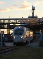 Der ICETD der DSB, Hamburg Hbf - Kopenhagen, hat im Abendlicht nun die Fhre in Rdby verlassen und wird gleich im Bahnhof Rdby Faerge zum halten kommen bevor er seien Fahrt nach Kopenhagen fortsetzt. 11.10.2012