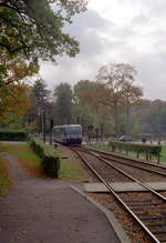 Lyngby-Nærum-Jernbane (LNJ, Nærumbanen) am 17. Oktober 2000: Kommend aus Jægersborg erreicht ein RegioSprinter den Haltepunkt Fuglevad. - Scan eines Farbnegativs. Film: AGFA HDC 200-plus. Kamera: Minolta XG-1.