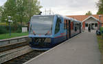 Lyngby-Nærum-Jernbane (LNJ, Nærumbanen): Am 17. Oktober 2000 steht der RegioSprinter Lm25 im Endbahnhof Nærum. - Die LNJ bestellte in den 1990er Jahren als die einzige dänische Privatbahn fünf RegioSprinter bei DUEWAG. 1996 empfing die Bahn den ersten Triebzug dieses Typs, Lm 21 (Erzeugnisnummer 91543), der wegen eines Unfalls schon 1998 ausgemustert wurde. - Die übrigen vier RegioSprinter, Lm22, Lm23, Lm24 und Lm25 (mit den Erzeugnisnummern 91864 - 91867) wurden 1998 hergesteltt, aber erst 1999 geliefert. - Die RegioSprinter sind noch in Betrieb auf der 7,8 km langen Bahnstrecke nördlich von Kopenhagen. Die Nærumbanen ist heute ein Teil des Bahnunternehmens  Lokaltog . - Neuer Scan eines Farbnegativs. Film: AGFA HDC 200-plus. Kamera: Minolta XG-1.