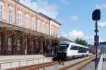 Den Desiro trifft man auch in Dänemark. Hier 4117, abfahrbereit nach Odense, aufgenommen  in Svendborg am 12.6.2011. Der Bahnhof macht einen sauberen und modernisierten Eindruck- deshalb wohl wirkt das Empfangsgebäude für die 2 Gleise reichlich überdimensioniert. Muß früher mehr los gewesen sein, denn gegenüber ist heute ein Parkplatz.