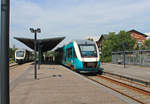 Arriva: Der von Niebüll kommende LINT 41 AR 2044 erreicht eben den Bahnhof Tønder / Tondern. - Am Gleis 2 hält der Zug (AR 1012) nach Niebüll. Aufnahmedatum: 18. Juni 2019.