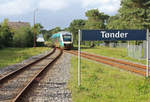 Arriva: Der LINT 41 AR1010 verlässt am 6. Juli 2020 den Bahnhof Tønder / Tondern in Richtung Esbjerg.