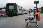 Zwei unterschiedliche Verkehrsmittel im Bahnhof Hillerød am 9.