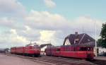 OHJ (Odsherreds Jernbane): Diesellok OHJ 39 (Frichs, Århus 1952) mit zwei Personenwagen / Triebzug bestehend aus zwei Schienenbussen (Hilding Carlsson, Umeå, Schweden 1951) Bahnhof