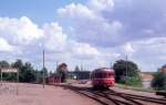 HTJ (Høng-Tølløse-Jernbane): Der Schienenbustriebwagen S 44 (Kalmar Verkstadsaktiebolag 1953, von SJ (Y6 858) 1972 gekauft) erreicht am 25.