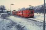 Bahnhof Tølløse (DSB-Bahnsteig, Gleis 1) am 28. Dezember 1981: Die OHJ-Diesellok 24 schleppt den HTJ-Triebwagen S 44 und den OHJ-Postwagen D 246 in Richtung Holbæk.