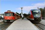 Wandel der Bahnfahrzeuge -    Zugkreuzung zweier Triebwagen unterschiedlicher Generationen in Hornbæk.