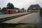 Helsingør-Hornbæk-Gilleleje-Banen (HHGB, Hornbækbanen) / Gribskovbanen (GDS): Bahnhof Gilleleje, die Endstation der aus Helsingør ankommenden Triebzüge der HHGB und der aus Hillerød ankommenden Triebzüge der GDS. - Am Gleis 2 steht ein HHGB-Triebzug bestehend aus einem unbekannten Ym und Ym 53. Aufnahmedatum: 20. Oktober 2000. - Scan eines Farbnegativs. Film: AGFA HDC 200-plus. Kamera: Minolta XG-1.