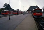 Helsingør-Hornbæk-Gilleleje-Banen (HHGB, Hornbækbanen) / Gribskovbanen (GDS) Bahnhof Gilleleje am 20. Oktober 2000: Zur linken Seite halten zwei HHGB-Garnituren, zur rechten Seite hält ein gerade aus Hillerød angekommener Zug der GDS. - Scan eines Farbnegativs. Film: AGFA HDC 200-plus. Kamera: Minolta XG-1.