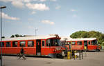 Gribskovbanen (GDS) / Helsingør-Hornbæk-Gilleleje-Banen (Hornbækbanen, HHGB): Im Bahnhof Gilleleje, der Endbahnhof sowohl der GDS als der HHGB war, halten am 30. Juni 2006 zwei Dieseltriebzüge. Im Vordergrund sieht man den Ys 45 der GDS und im Hintergrund den Ys 92 der HHGB. - Scan eines Farbnegativs. Film: Agfa XRG 200-N. Kamera: Leica C2. 