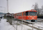 Lokalbanen, Helsingør-Hornbæk-Gilleleje-Banen (HHGB): Am 25. Februar 2007 steht der im Jahre 1970 von der Waggonfabrik Uerdingen hergestellte Dieseltriebwagen Ym 53 vor dem Depot in Helsingør abgestellt. - Der Depot lag nahe dem Bahnhof Grønnehave, wo sich auch die Verwaltung der Privatbahn befand. - Ab 2002 wurde die Bahn ein Teil des Unternehmens Lokalbanen A/S (LB), heute heißt das Bahnunternehmen Lokaltog; statt Dieseltriebzüge des Typs Ym+Yp+Ys fahren jetzt Dieseltriebzüge des Typs LINT 41. - Scan eines Farbnegativs. Film: Kodak Gold 200-6. Kamera: Leica C2.