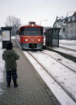 Lokalbanen, Helsingør-Hornbæk-Gilleleje-Banen (HHGB): Bei der Ankunft im Bahnhof Grønnehave in Helsingør am 25. Februar 2007 wurde dieser Triebzug von einem jungen Bahnfotografen, meinem damals achtjährigen Sohn Stefan, fotografiert. - Scan eines Farbnegativs. Film: Kodak Gold 200-6. Kamera: Leica C2.