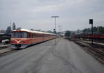 Gribskovbanen (GDS): Ein Dieseltriebzug (ein sogenannter Y-Zug) verlässt am 27. Mai 1979 den Bahnhof Hillerød in Richtung Tisvildeleje und Gilleleje über Kagerup. - Scan eines Diapositivs. Film: Kodak Ektachrome. Kamera: Leica CL.