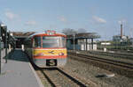 Østsjællandske Jernbaneselskab (ØSJS, Østbanen) im Oktober 1985: Der Zug nach Fakse Ladeplads steht am Bahnsteig / Gleis 5 im Bahnhof Køge fahrbereit; die Garnitur besteht aus einem Triebwagen (Ym) und einem Steuerwagen (Ys). - Scan eines Farbnegativs. Film: Kodak CL 200 5093. Kamera: Minolta XG-1.