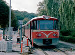 Helsingør-Hornbæk-Gilleleje-Banen (HHGB, Hornbækbanen) im Oktober 1985: Zug nach Gilleleje hält am Haltepunkt (Helsingør-) Marienlyst. - Scan eines Farbnegativs. Film: Kodak CL 200 5093. Kamera: Minolta XG-1.