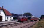 HHGB, Helsingør-Hornbæk-Gilleleje-Banen: Der Scandia-Schienbustriebwagen Sm 3 und ein  Y-Zug  bestehend aus einem Triebwagen (Ym) und einem Steuerwagen (Ys) treffen sich in Ålsgårde am 5. Juli 1973. 