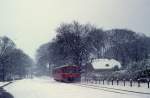 Lyngby-Nærum-Jernbane (LNJ, Nærumbanen) im März 1975: Ein Triebwagen des Typs Ym befindet sich hier ganz nahe dem Haltepunkt Ørholm.