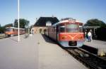 GDS (Gribskovbanen) Triebzug (Ym + Yp + Ys) (rechts im Vordergrund) / HHGB (Helsingør-Hornbæk-Gilleleje-Banen) Triebzug (Ym + Ys) Bahnhof Gilleleje im September 1992.