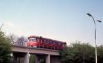 LNJ (Lyngby-Nærum-Jernbane, Nærumbanen): Ein Triebwagen des Typs Ym auf der Brücke über Klampenborgvej in Lyngby am 7.