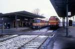 Østbanen: Triebzug (Ym+Ym+Ys) / Diesellok M 10 (MaK 650D, Baujahr 1958, ex-KBE V 17) Bahnhof Køge am 22.