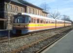 Østbanen Bahnhof Hårlev im April 1987: Ein Triebzug bestehend aus zwei Garnituren ist eben von Køge angekommen.