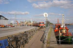 Helsingør-Hornbæk-Gilleleje-Banen (HHGB, Hornbækbanen): Ein Triebzug, bestehend aus einem Triebwagen des Typs Ym und einem Steuerwagen des Typs Ys, hat vor wenigen Minuten den Bahnhof Helsingør in Richtung Gilleleje verlassen. Der Zug befindet sich in der Havnegade (: Hafenstraße) in Helsingør. - Links vom Zug sieht man das Schloss Kronborg. Im Vordergrund rechts liegen ein paar Lotsenfahrzeuge, während man ganz im Hintergrund rechts einen Teil der schwedischen Hafenstadt Helsingborg undeutlich sehen kann. - Aufnahmedatum: 25. September 2000. - Scan eines Farbnegativs. Film: AGFA HDC 200-plus. Kamera: Minolta XG-1.