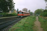 Helsingør-Hornbæk-Gilleleje-Banen (HHGB, Hornbækbanen): Kommend aus Gilleleje erreicht ein Triebzug bestehend aus einem Triebwagen des Typs Ym (hinten) und einem Steuerwagen des Typs Ys