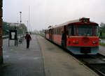 Helsingør-Hornbæk-Gilleleje-Banen (HHGB, Hornbækbanen): Ein Dieseltriebzug bestehend aus dem Triebwagen Ym 53 und einem unbekannten Ym hält am 20. Oktober 2000 im Endbahnhof Gilleleje. Auch die Züge der Gribskovbanen (GDS), die zwischen Hillerød und Gilleleje fuhren, endeten hier. - Scan eines Farbnegativs. Film: AGFA HDC 200-plus. Kamera: Minolta XG-1.