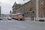 Helsingør-Hornbæk-Gilleleje-Banen (HHGB, Hornbækbanen): Auf dem Jernbanevej am Bahnhof Helsingør steht im Oktober 1985 eine Dieseltriebwagengarnitur bestehend aus einem Ym und einem Ys. - Scan eines Farbnegativs. Film: Kodak CL 200 5093. Kamera: Minolta XG-1. 