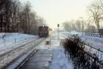 OHJ / HTJ: Ein Triebzug bestehend aus einem Triebwagen (Ym) und einem Steuerwagen (Ys) erreicht am 28. Dezember 1981 den DSB-Bahnhof Vipperød. - Der Zug fährt in Richtung Holbæk.